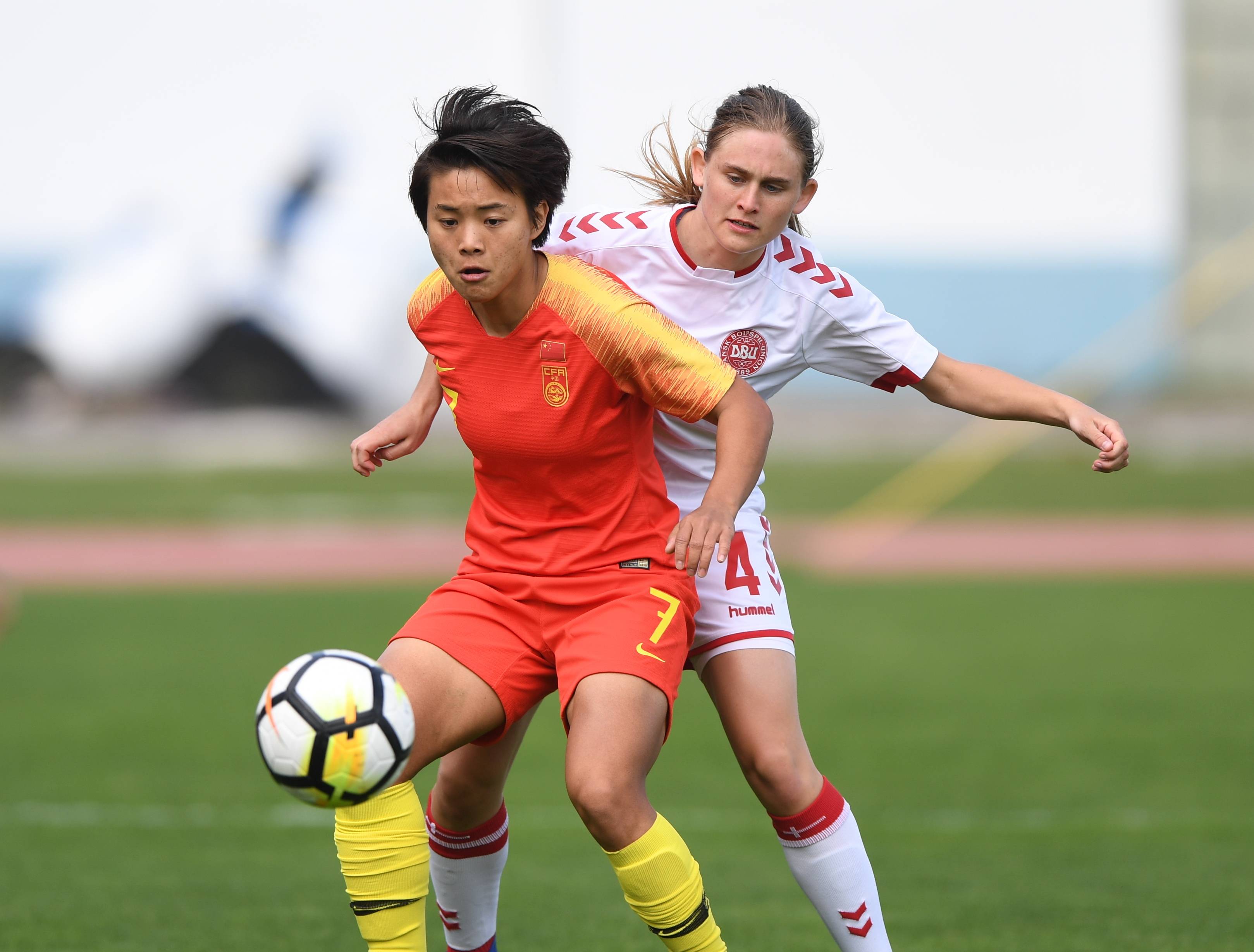 中国女足选手在国际赛事中尽显实力