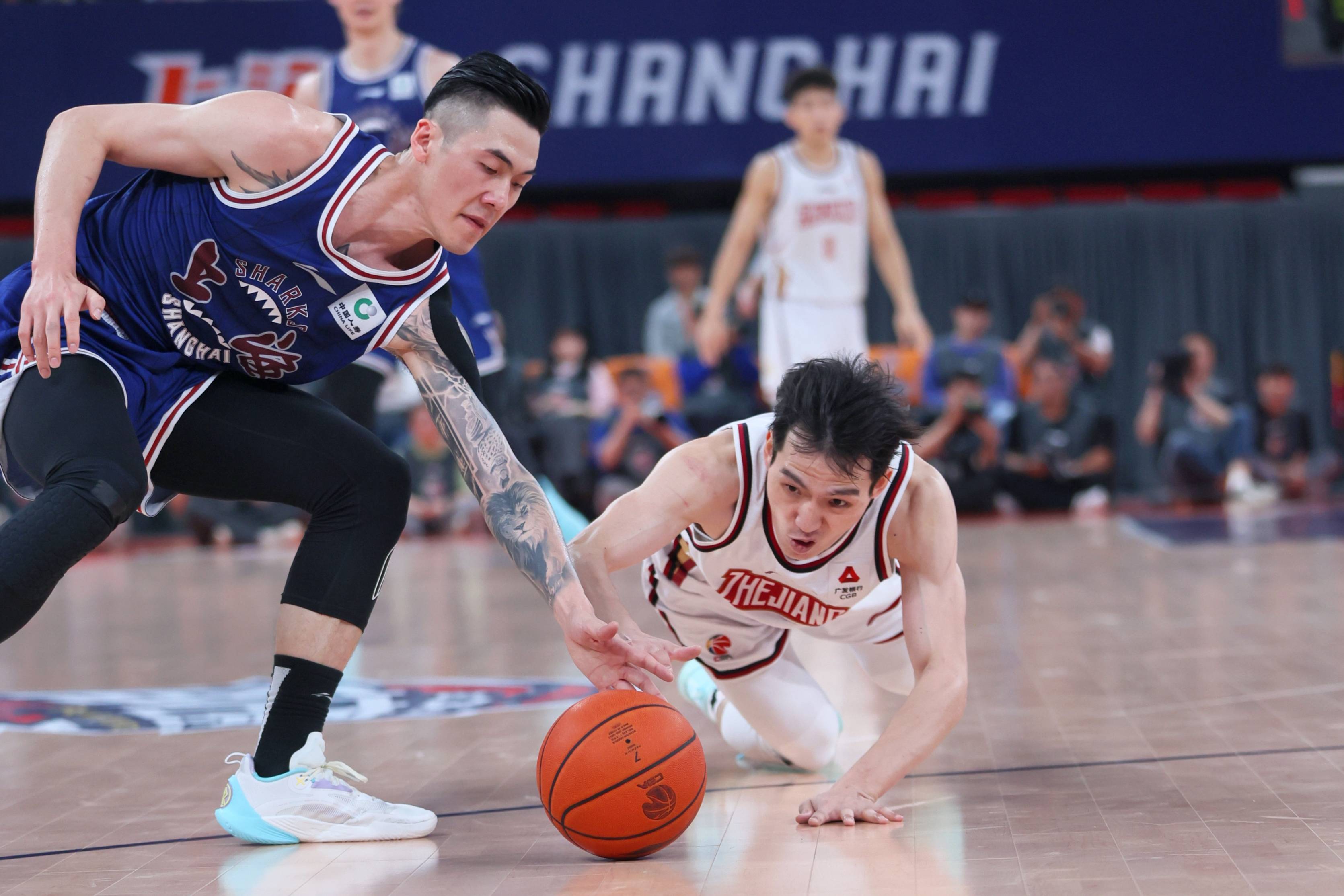福建男篮奋力追赶，终获胜利晋级