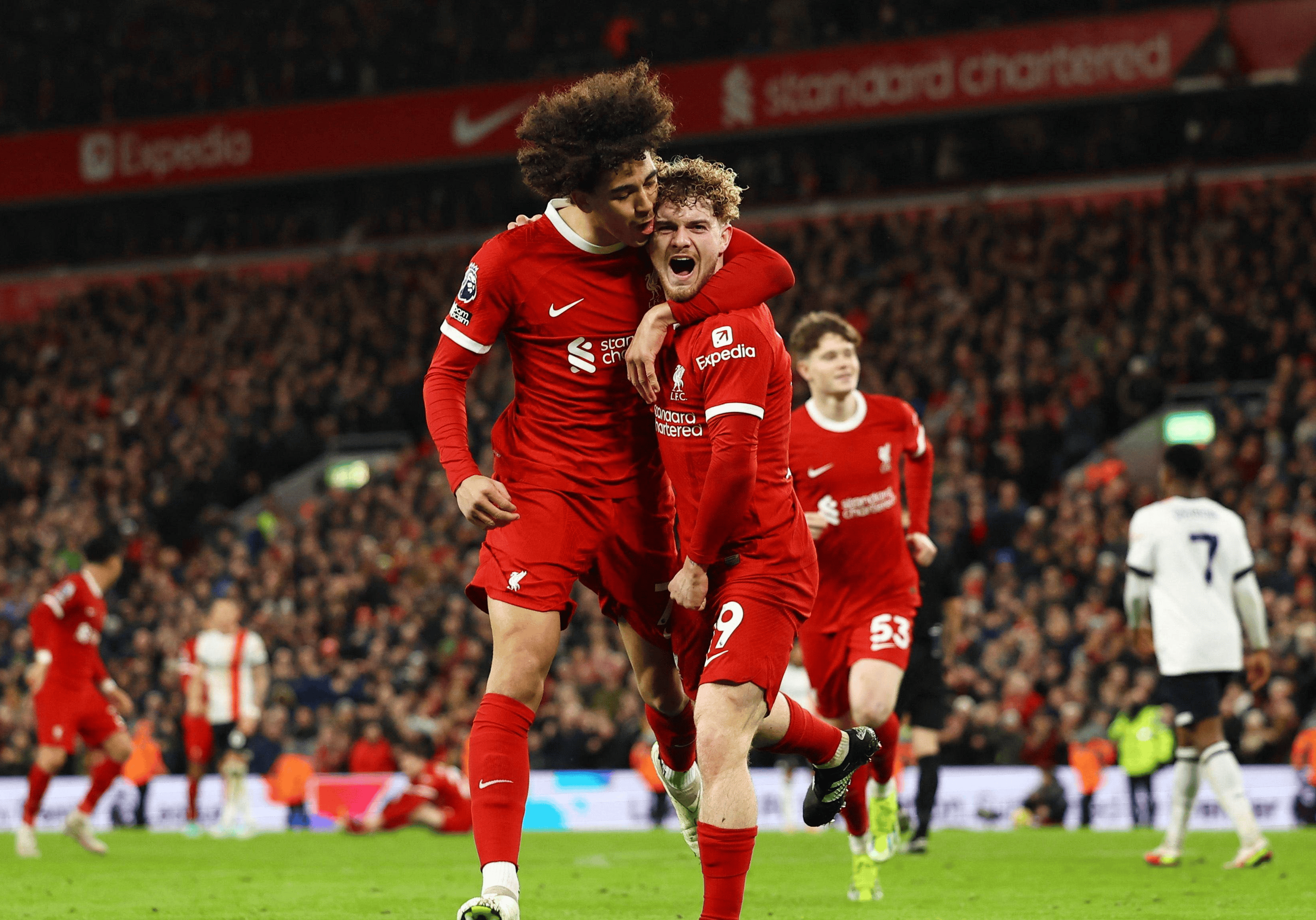 包含热刺英超客场3-0完胜曼联，孙兴慜传射闪耀老特拉福德的词条