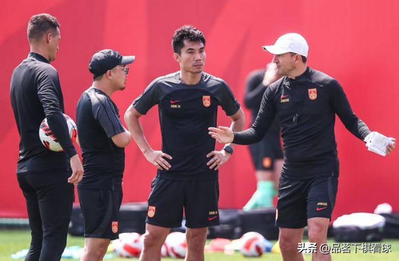 郑智or陈涛？曝国足中方某助教将临时挂帅率队出战东亚杯(国足教练郑智)